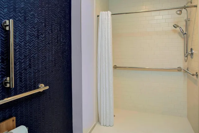 غرفة بسرير كينج مع أريكة لذوي الإعاقة، Fairfield Inn Suites By Marriott Virginia Beach Oceanfront 7/8