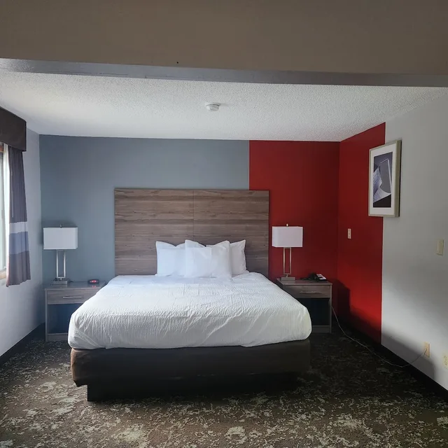 غرفة ديلوكس بسرير كينج مع أريكة، Ramada by Wyndham Cedar Rapids South 2/3