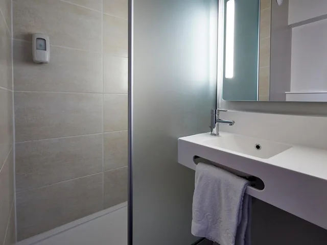 غرفة بسرير كوين، B&B Hotel Villeneuve Loubet Village 9/10