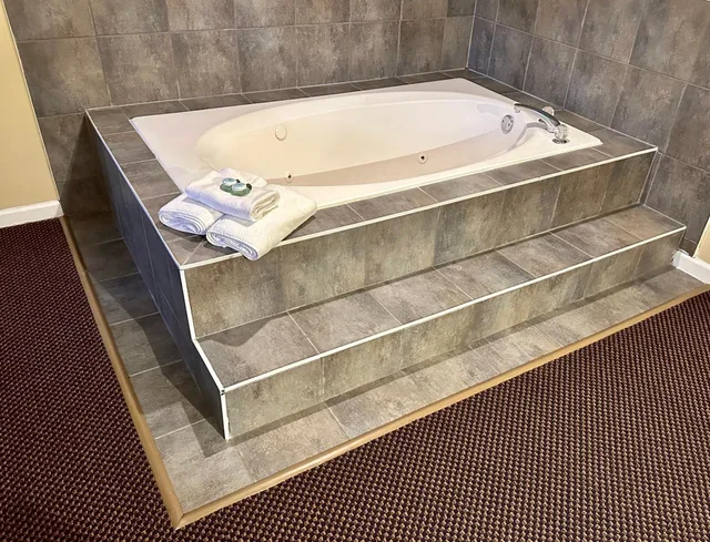 جناح بجاكوزي، Canadian Inn 8/9