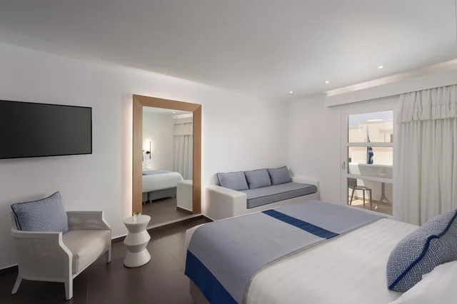 غرفة بريميوم ثلاثية بسرير كينج بإطلالة على الفناء بغرفة نوم واحدة مع أريكة، Aressana Spa Hotel and Suites 1/10