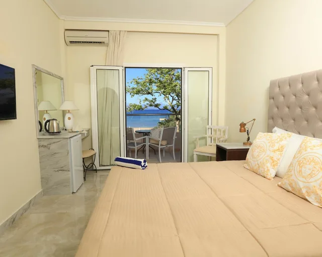 غرفة قياسية بسرير مزدوج بإطلالة على البحر، Cavomarina Beach Hotel - Adults Only 1/3