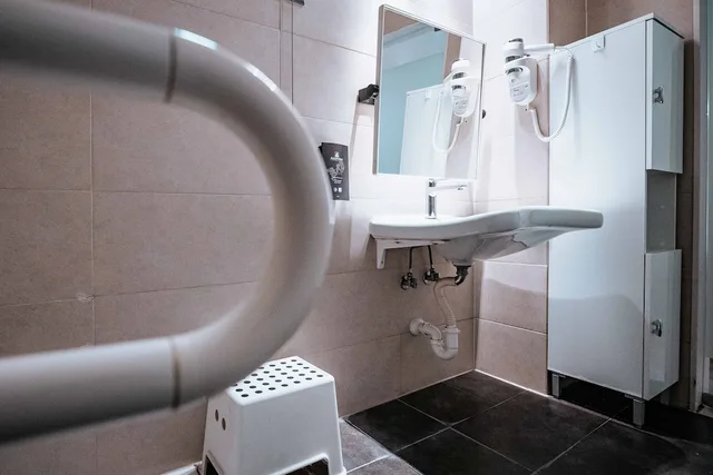 غرفة بسريرين منفصلين مع أريكة لذوي الإعاقة، Domotel Olympia Urban Chic Hotel 7/8