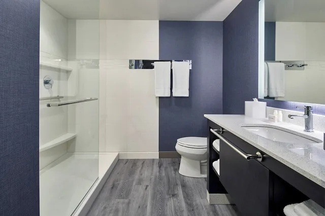 غرفة بسرير كينج مع أريكة، Courtyard by Marriott Madison 5/7
