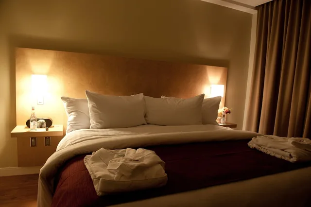 غرفة قياسية بسرير كينج، The Holman Grand Hotel 2/7