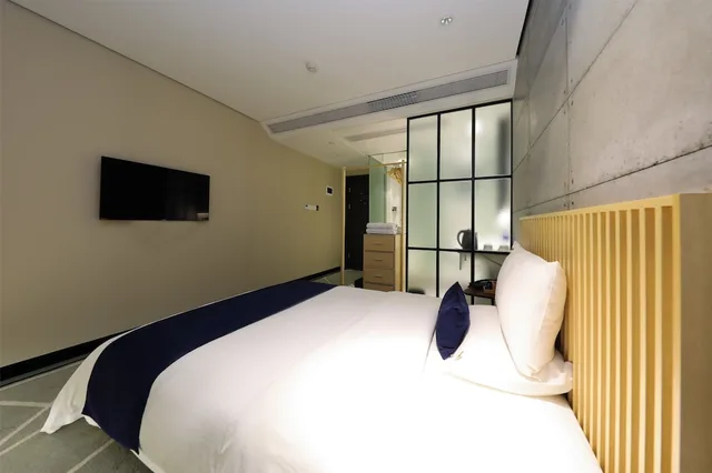 Design, Queen Bed، Arrivee Hotel 2/4