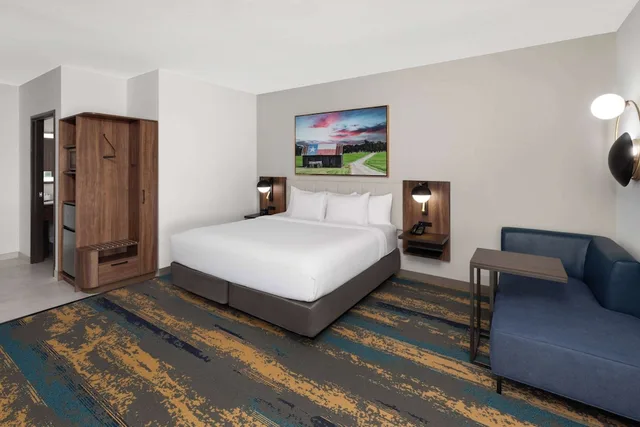 غرفة كبيرة بسرير كينج، La Quinta Inn & Suites by Wyndham San Antonio at the RIM 2/2