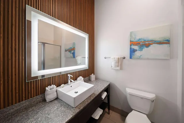 جناح عائلي ديلوكس بسرير كينج مع أريكة، La Quinta Inn & Suites by Wyndham Austin NW/Lakeline Mall 4/4