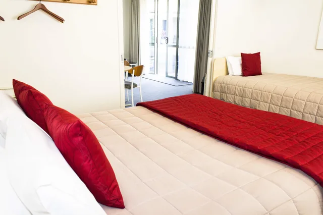 شقة سوبيريور بسرير كينج وسرير فردي بغرفة نوم واحدة لذوي الإعاقة، Jasmine Court Motel 1/5