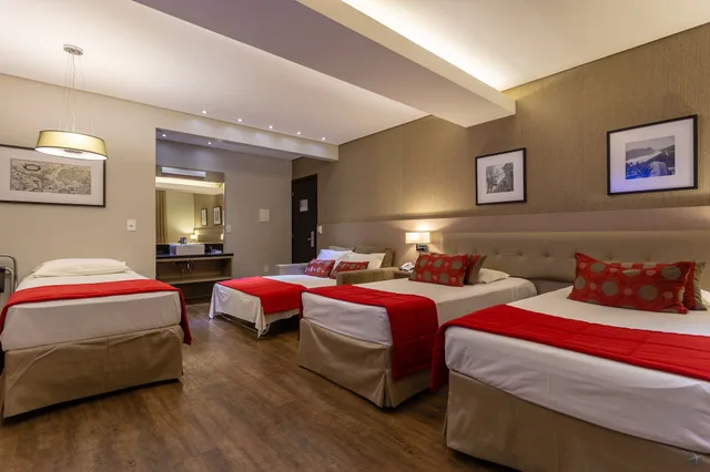 غرفة بريميوم رباعية بسرير كوين وسرير فردي مع أريكة، Faial Prime Suites 2/10