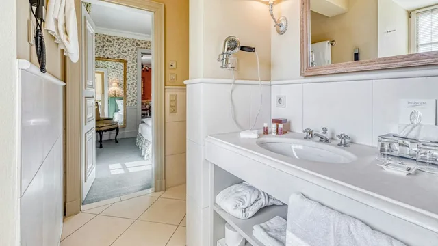 Junior Suite, Deluxe, Living Area, WALD AND SCHLOSSHOTEL FRIEDRICHSRUHE 3/3