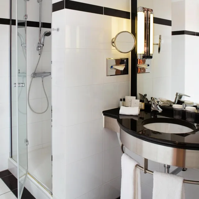 غرفة بريميوم بسرير كينج وسرير كوين، Crowne Plaza Brussels Airport 4/6