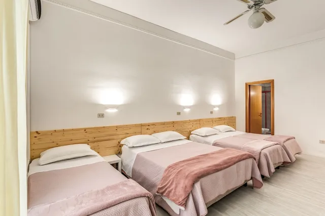 Family, 1 Single and 2 Double Beds، Hotel Altavilla 9 3/6