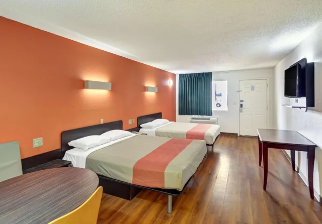 2 Queen Beds - Mobil Access Tub Nsmk Micfridg، Motel6 Lindale, TX 2/9
