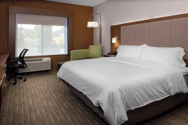 جناح بسرير كينج بمنطقة جلوس، Holiday Inn Express Suites the Dalles 1/5