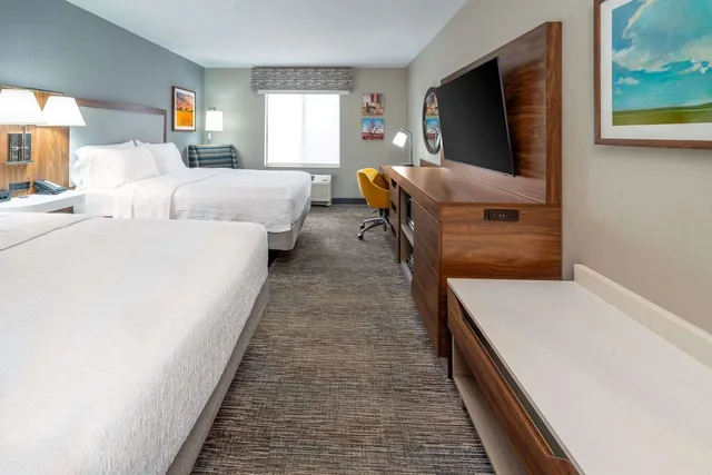 غرفة بسريرين كوين بحوض استحمام، HAMPTON INN MITCHELL 1/4