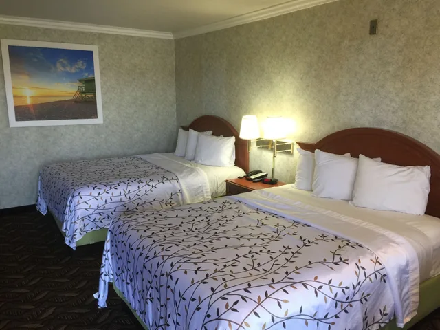 غرفة قياسية بسريرين كوين للمدخنين، Days Inn By Wyndham Los Angeles Lax Redondo Manhattan Beach 3/10