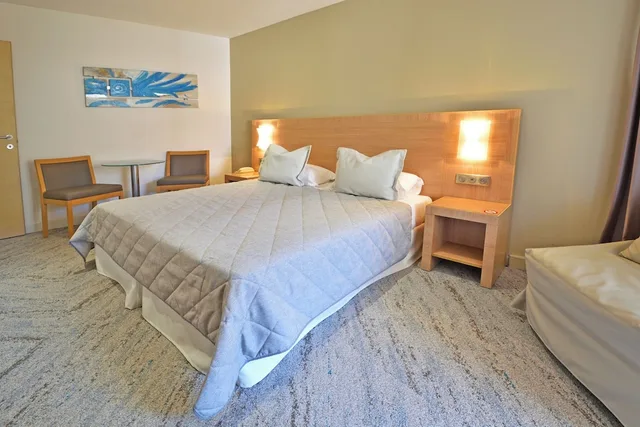 غرفة كومفورت ثلاثية بسرير مزدوج وسرير فردي، Hotel Le Rocher 3/9