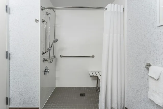 غرفة بسرير كينج لذوي الإعاقة، Hampton Inn Sioux Falls 3/3