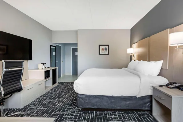 Deluxe, King Bed, No Elevator, Sofa، Comfort Inn Hyannis - Cape Cod 6/10