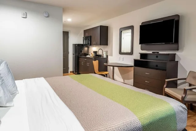 غرفة بسرير كينج بمطبخ لذوي الإعاقة، Studio6 Lake Charles, LA 5/10