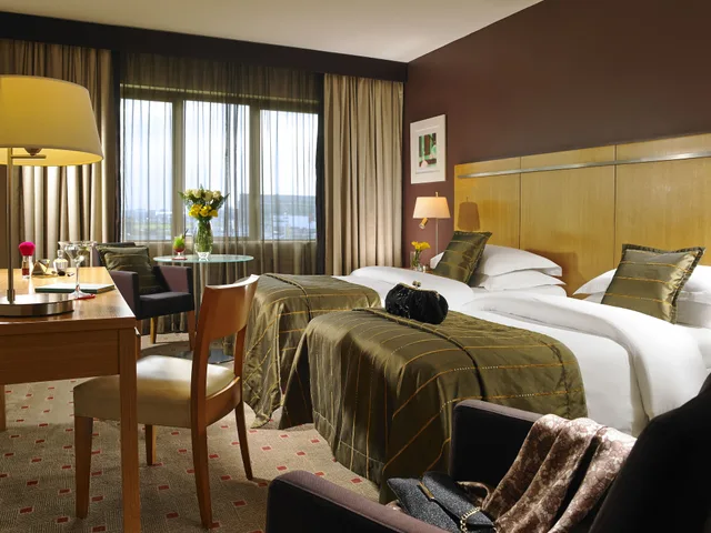 غرفة سوبيريور عائلية بسرير مزدوج وسريرين منفصلين، Clayton Hotel Liffey Valley 5/9