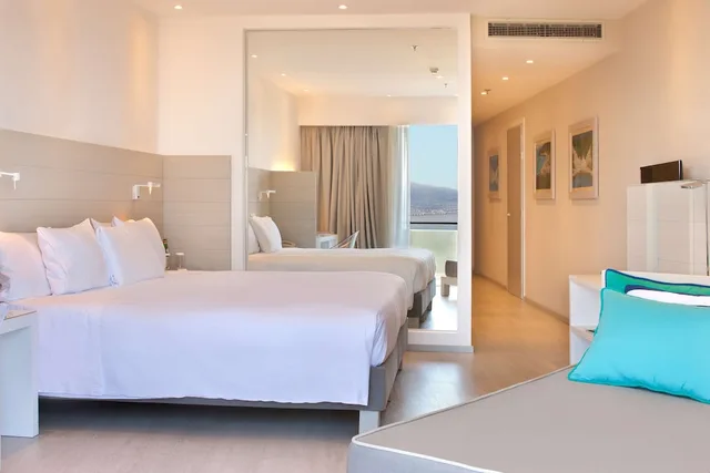 غرفة تنفيذية ثلاثية بسرير كينج وسرير فردي بإطلالة على البحر، Hilton Sorrento Palace 4/6