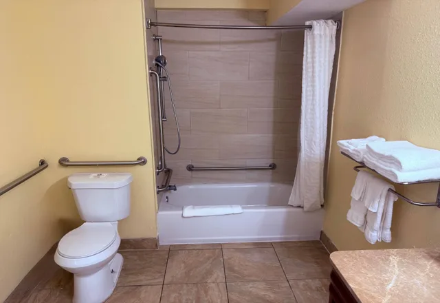 غرفة رباعية بسريرين مزدوجين لذوي الإعاقة، Days Inn by Wyndham St. Petersburg / Tampa Bay Area 3/3