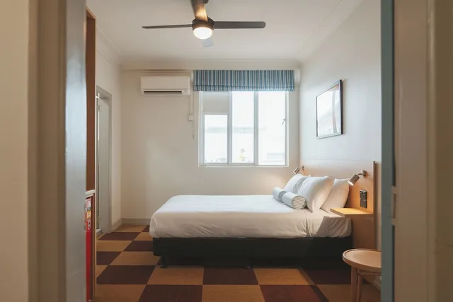 غرفة قياسية بسرير كوين، Allen Hotel 3/3