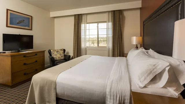 Junior Suite, Superior, King Bed, Village View، Running Y Ranch Resort 2/4