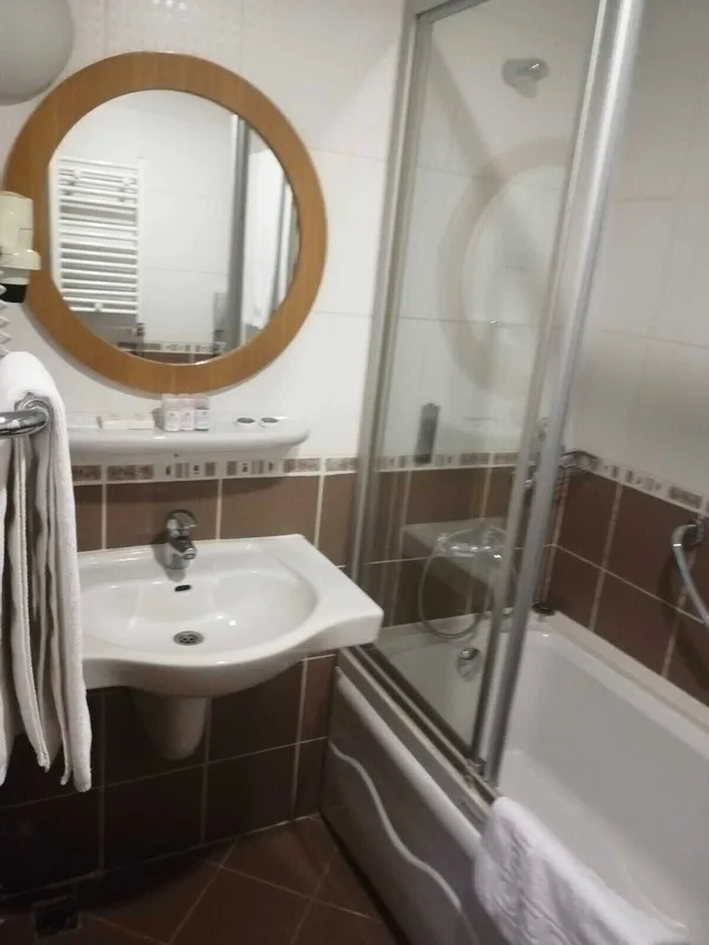 غرفة قياسية بسريرين منفصلين، IRIS HOTEL 3/3