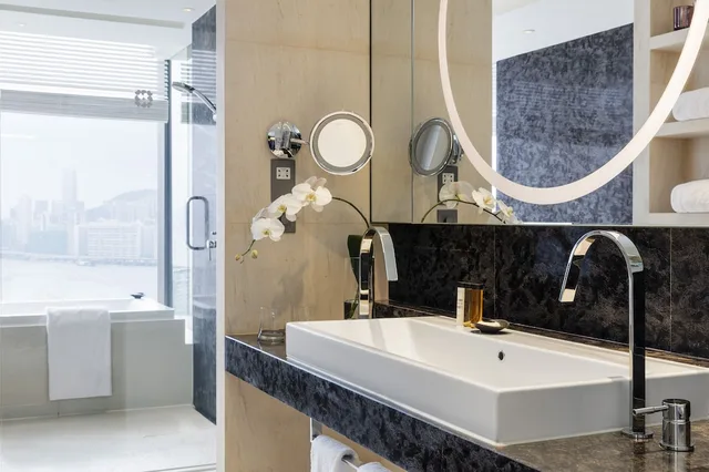 Harbor, Club 80, Suite, King Bed, Club Lounge Access, Hotel ICON 2/2