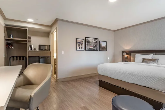 غرفة بسرير كينج مع أريكة بحوض استحمام، Best Western Plus Executive Suites 7/10