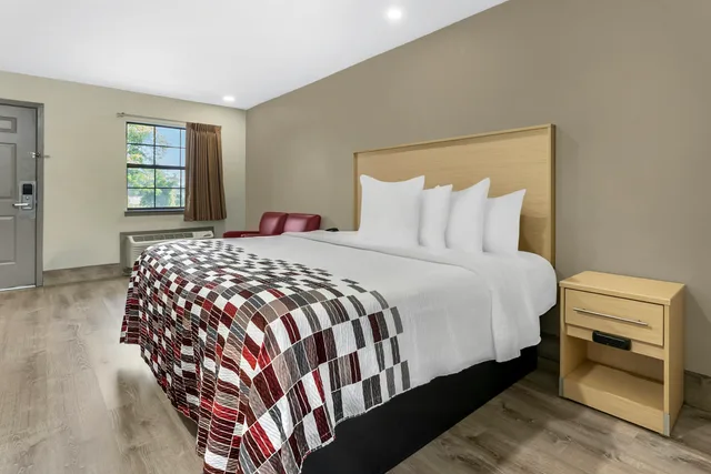 غرفة سوبيريور بسرير كينج، Red Roof Inn West Memphis, AR 3/10