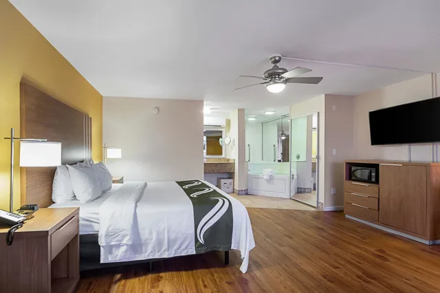 جناح بسرير كينج بجاكوزي، Quality Inn and Suites Airport Cruise Port Hollywood 4/10