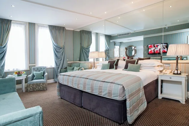 Family Suite, King Bed, Rubens At the Palace 1/9