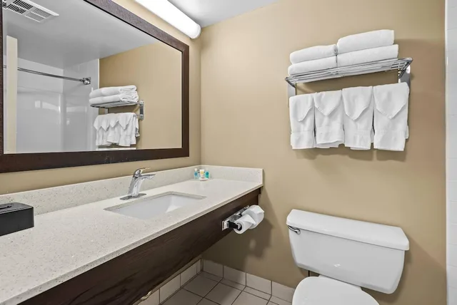 Basement, 2 Queen Beds, Comfort Inn & Suites Calgary Airport - South 6/7