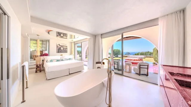 جناح بسرير كوين بمسبح خاص، Destino Five Ibiza -5-Star Grand Luxe Resort 2/2