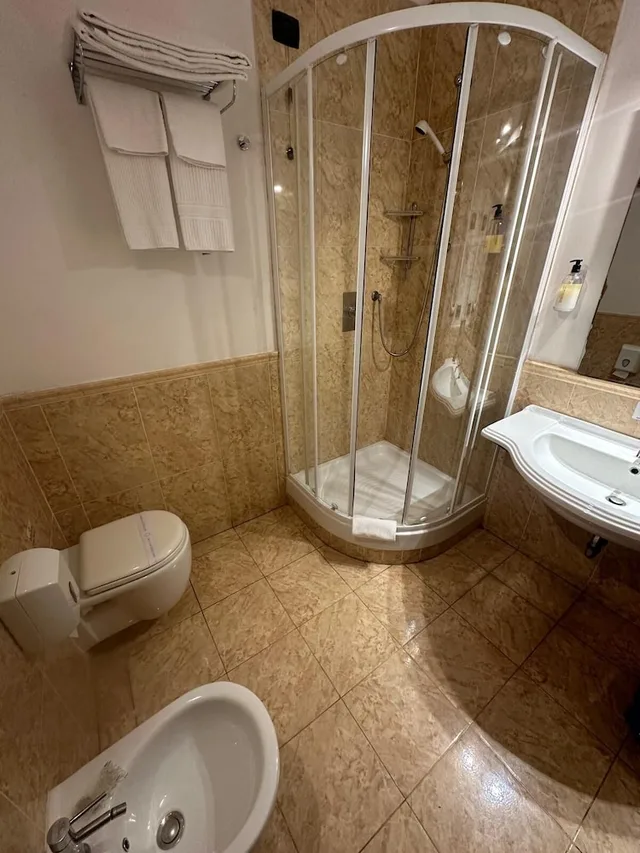 غرفة رباعية بسرير مزدوج وسريرين منفصلين بإطلالة على الفناء بشرفة، Tenuta dell Argento Resort 3/3