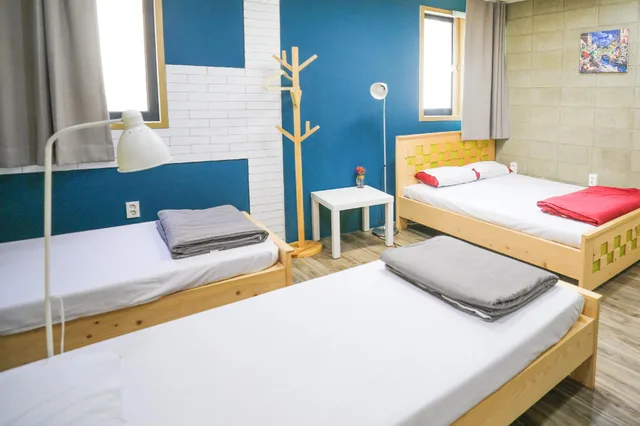 غرفة عائلية بسريرين منفصلين، Midtown Hostel 1/3