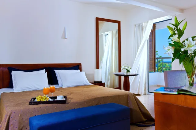 غرفة بسرير مزدوج وسرير فردي بإطلالة على الحديقة، Apollonia Beach Resort and Spa 2/4