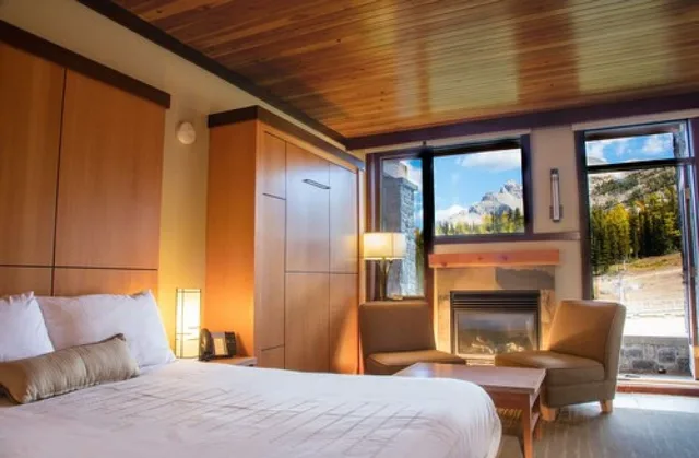 Premier, 1 Queen and 1 Murphy Bed, Queen Murphy Bed، Sunshine Mountain Lodge - Superior Room 1/3