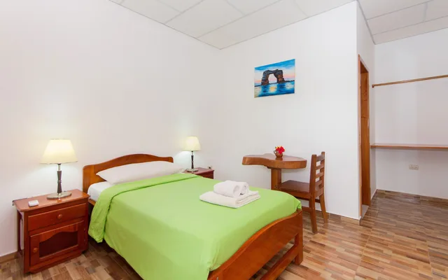 غرفة بثلاثة أسرّة بإطلالة على الحديقة، Twin Lodge Galapagos Hotel 7/10