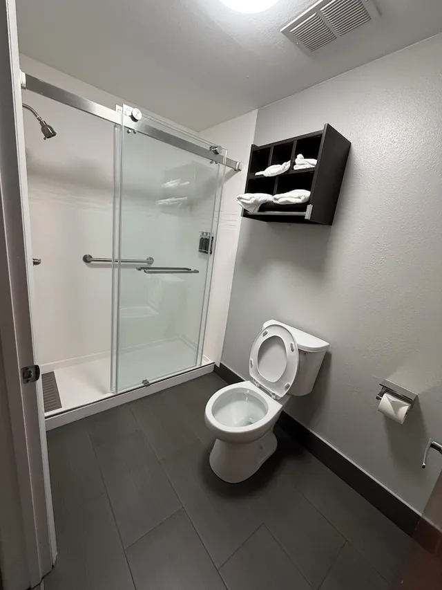 جناح جونيور بسرير كينج، GuestHouse Lexington 6/7