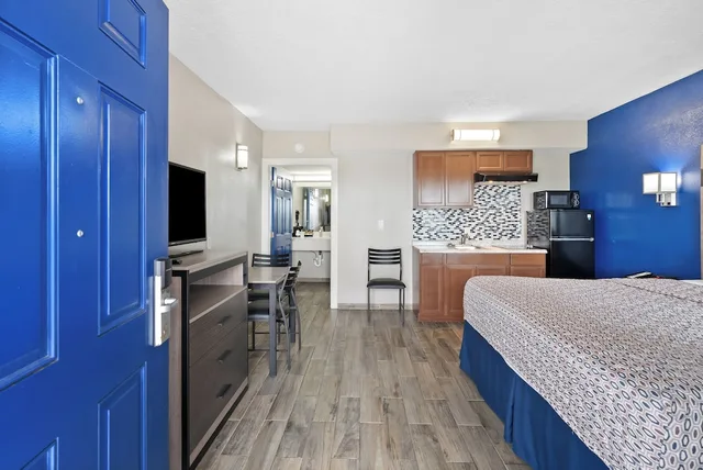 Standard, King Bed, Kitchenette, Accessible, Blue Wave Inn 5/10