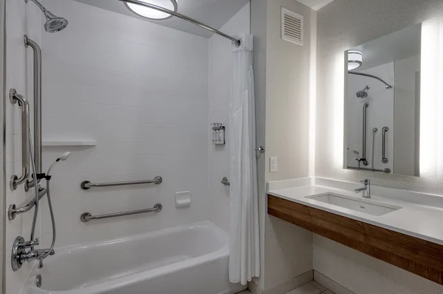 جناح بسرير كوين لذوي الإعاقة، Holiday Inn Express Radcliff - Fort Knox 1/1