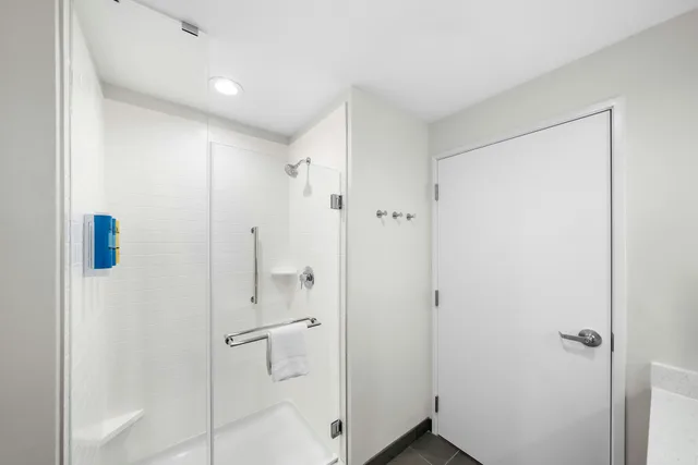 غرفة بسرير كينج لذوي الإعاقة، Tru by Hilton Plano East North Hwy 75 5/5