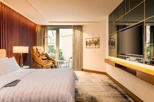 جناح ديلوكس بسرير كينج بغرفة نوم واحدة، Le Meridien Dubai Hotel and Conference Centre 1/5