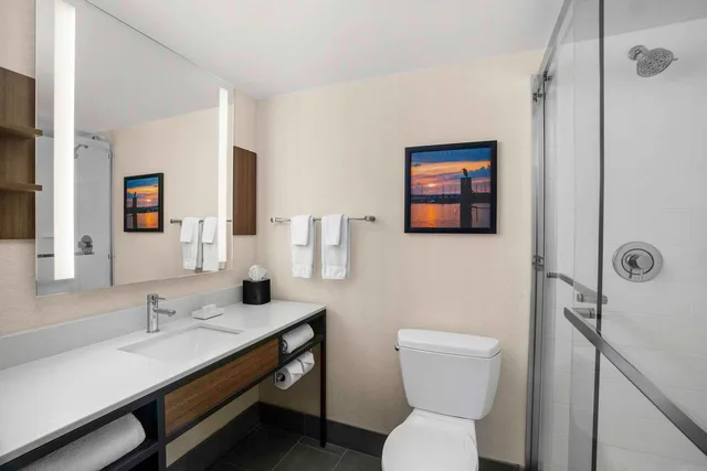 Junior Suite, King Bed, Bay Front, Sofa, Balcony، Hilton Garden Inn Kent Island Marina 2/2