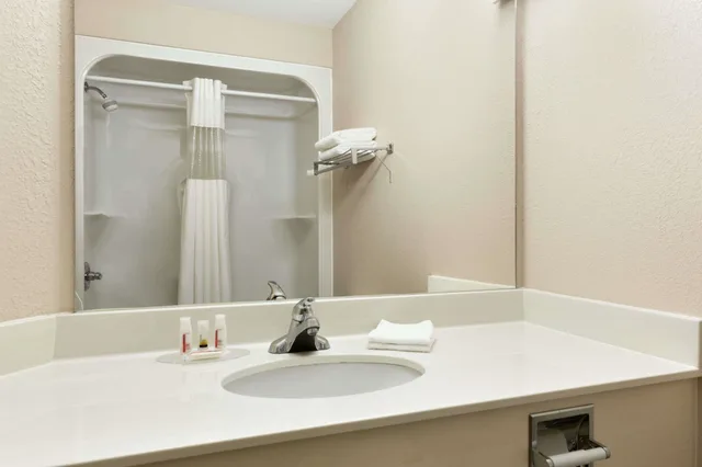 Efficiency, 2 Queen Beds, Sofa، Days Inn & Suites by Wyndham Winkler 6/6